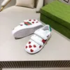 Lyxdesigner Kidsskor Buckle Strap Baby Shoe Size 26-35 Box Packaging Shiny Red Heart Girl Boy Toddler Sneakers Nov25