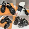 Archlights Sandal Il modello di sandali con plateau firmati da donna prende la sua estetica sportiva e la suola in gomma a forma di onda oversize dall'iconica sneaker Archlights