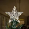 Juldekorationer Iron Glitter Powder Tree Ornaments Toppstjärnor med LED -ljuslampa för Home Xmas Trees 231124