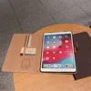 iPad Pro 용 디자이너 태블릿 PC 케이스 12.9 AIR10.5 AIR 3 4 5 MINI4 MINI5 MINI6 IPAD10.2 iPAD5 iPad6 7 8 9 10 럭셔리 PU 가죽 카드 슬롯 포켓 월렛 케이스