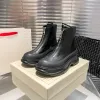 Femmes Hiver Martin Designer Black Nouveau Style Boots Fashion Cuir en cuir Botte de voyage de haute qualité Chauffre avec boîte à talons plates Talage extérieur Walk Luxury Casual Shoes COPOST