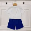23SS Çocuk Tasarımcı Giysileri Bebek Seti Çocuk Setleri Boy Yuvarlak Boyun Saf Pamuk Gökkuşağı Mektubu Logo Baskı Kısa Kollu T-Shirt Şerit Ekleme Şortları Takım Bebek Giysileri