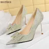 Prinsesstijl Crystal Wedding Shoes Nieuwe dames pumps lovertjes doek zoete strass bowknot high hiel vrouw jurk puntig 230424