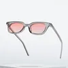 Occhiali da sole vintage quadrati dal design sottile con montatura piccola da donna per uomo occhiali da sole alla moda punk hip hop tonalità rosa UV400