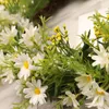 Faux Floral Greenery 14 Zoll Gänseblümchen-Blumenkranz Frühling Sommer Türkranz Künstliche grüne Blätter Kranz mit weißen Gänseblümchen für die Hochzeit zu Hause 231123