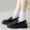 Frauen Socken 2pairs Schöne Holzohrkante Middle Tube INS STYLE KAWAII LICHT LUFTEN LUFFEN IHRE FARBE RUFFLEN HARAJUKU NIEDE