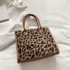 Kvällspåsar 2023 Övre handtag Retro Cow Leopard Print PU LÄDER PLUSH DESIGN Autumn Winter Fashion Små kvinnor handväskor