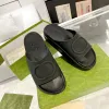 البغال النسائية الفاخرة شريحة داخلية شريحة مسطحة متشابكة من المطاط الرجال الجديد Tazz Slippers Sunny Sandals مصمم أحذية Loafer Sandale Beach Platfor