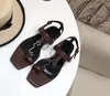 ファッションブランドの女性フラットサンダルシューズCassandra Flip Flop Flats本革の金メタル剣闘士ウェディングパーティーシューズビーチフリップフロップ