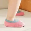 Scarpe per primi camminatori per bambini Scarpe estive in rete traspirante antiscivolo per bambini con suola morbida e calzini Cartoon Home Thin Baby Floor