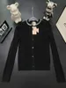 423 2023 Marca de primavera Mismo estilo suéter de manga corta blanco negro cuello redondo cardigan cuentas moda ropa para mujer alta calidad para mujer feng