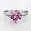 Anéis de banda Huitan Luxo Solitaire Mulheres Coração Anéis de Noivado AAA Rosa Cubic Zirconia Proposta Anéis para Namorada Presente de Aniversário J240119