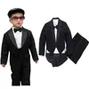 Anzüge 2023 Baby Boy Classic Smoking schwarz weiß Anzüge Säuglingstaufe Hochzeitsanzug Kleinkind formelle Party Taufe Kirche Outfit 4PCS 231123