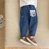 Jeans printemps automne garçons mode dessin animé poche plaquée jeans style coréen enfants décontracté tout match pantalon en denim 230424