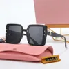 Дизайнерские солнцезащитные очки для женщин Классические очки Goggle Outdoor Beach Sun Glasses для мужчины Женщина Черный белый 5 Цвет. Дополнительные m буквы с коробкой