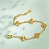 Роскошный дизайнер Four Leaf Clover Bracelet Fashion New Lover Bracelet Ladies Sand Gold Simulation не исчезает ювелирные подарки