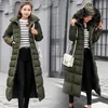 Piumino Parka da donna UHYTGF 2023 Giacca invernale Moda calda Cintura con fiocco Collo di pelliccia Cappotto lungo Oversize Vintage Spessore 1050 231123