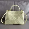 Tote Venetta Basket Lady Portable Bag Designer One Påsar kapacitet och Wave Botteegas Liten axelmetall stort rep spänne läder kvinnors v8r2