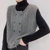 Gilets pour femmes Lady Printemps Pull Confortable Tricoté Gilet À Double Boutonnage Doux Chaud Élégant Haut Sans Manches Avec Motif De Fleurs Torsadées Femmes