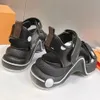 Archlights Sandal Dam designerplattformssandaler modell tar sin sportiga estetiska och överdimensionerade vågformade gummi yttersula från den ikoniska Archlights sneaker