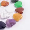 Nouveau 1 pièces pierres naturelles et cristaux sculptés multicolore en forme de coeur amour pierre gemme décoration de chambre bricolage pour collier guérison Reiki S14