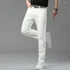 Jeans da uomo quattro stagioni colore bianco per uomo pantaloni dritti slim da festa pantaloni casual denim pantaloni rosa rossi di grandi dimensioni