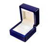 Torebki biżuterii Propozycja małżeństwa Damskie Ring Box Blue High Light Piano Lakier drewniane romantyczne pudełka na prezenty 10 6 cm W025