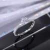 Anelli di banda Huitan Classic Design a 4 artigli Circolare Zirconia Ring di fidanzamento del matrimonio DOMENZE 3 Colori disponibili BIHE BRIDI BIHE SENDE CALDA J240429