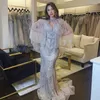 Partykleider Champagner Meerjungfrau Abendkleid mit Federn Schal Cape Luxus Dubai Silber Abschlussball Sexy lange Abschlussfeier formales Kleid SS039