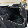 Designer-Fashion Black Nylon Duffle Bag 42cm Designer Gepäcktaschen Männer Frauen Schulter Reise Sporttasche Große Kapazität Wasserdichte Seesack Handtasche