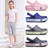 Kids Clog Summer Holes Sandals Boys Girls Pink Blue Black White Designer Cross Charms Slides Classic Flat Sandal Slippers Shoes