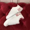 Topp nya herrvarumärkeskvalitetsdesigner dunkar löparskor mode svart vit läder plattform skor utomhus sporttränare andningsbara sneakers