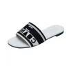 Designer glider kvinnor broderade tyg Slide Luxury Slipers Summer Beach Ladies Walk Sandals Fashion Low Heel Flat Slipper Shoes Storlek 37-42 PD686