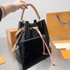 Tasarımcı Kadınlar Neonoe Drawstring Buck Omuz Çantası Fransa Lüks Marka L Patent Deri Monogramlar Kabartma Crossbody Çantalar Leydi Ayarlanabilir Kayışlar Çantalar