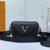 Högkvalitativ axelväskor Designer Väskor Guldkedja Crossbody Bag Fashion Women Påsar Straddle Flip Shoulder Handväska Stripes Läder Small Round Zero Clutch Plånböcker