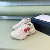 Luxe kinderschoenen ontwerper Aardbeienpatroon babyschoentje Maat 26-35 Doosverpakking meisje jongen peuter sneakers Nov25