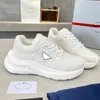 Lyxdesigner män klänning sko hösten berömd varumärke klassisk triangel skylt häl bokstäver mångsidiga sneakers kohud tyg eva tjock sula anti glider herr casual skor