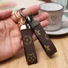 2023 PU Leather Keychain Designer Key Chain Buckle Lovers Car Handmade Keychains Men Women Bag Pen Ely Purse Vuttonly