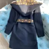 Diseñador Trench Chaquetas para mujer Gabardina Estilo largo Rompevientos Moda Capa con capucha Letras con cinturón Traje de dama delgada Chaqueta Abrigos de lana Flor antigua Patte VQUQ