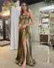 Vestido de festa formal de inverno metálico dourado 2k24 fenda plissada pré-adolescente concurso de baile evento noturno hoco gala formatura vestido de dança de baile com corte em v aberto nas costas pavão