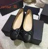 Century Classic Designer Dress Shoes Spring and Autumn 100 ٪ Cowwhide Letter Bow Bow Ballet Dance Shoes Fashion Women Black Flat Boat Shoe Leather Lawer Large حجم كبير 34-42