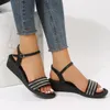 Sandalen 2023 Summer Thick Bottom Wedge Leaky Toe Bequeme Schwarz-Weiß-Schnalle Mom Schuhe Outdoor Casual Large Size 43