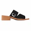 Designer tofflor Woody tofflor för kvinnor Mules femmes platt päls slides wedge sandles beige vit svart rosa canvas tofflor dam sommar träskor utomhusskor