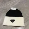 Beanie/Skull Capsデザイナー秋と冬の逆三角形の文字編み帽子カップルファッション汎用ネットワークレッドタイドブランドウールo4ic