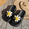 Slippers Schattige bloemen Strand op de vrouwelijke Xiawai draagt 2023 losse cake dikke zool koud slepend net rood