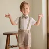 Pakken Kinder Kaki gestreepte pak Set Boy's Suspenders Long Shorts Vest Shirt Bowtie Kleding Kinderen Bruiloft Verjaardagsfeestje Kostuum 230424