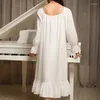 女性用スリープウェア秋の長袖コットンプリンセスナイトドレスコートレトロ延長妊娠中のパジャマの白い大きな家庭服