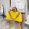 Bolsos de noche Bolso de marca Bolsos de concha de cadena gruesa Bolso cruzado de cuero de PU con mango de madera para mujeres Monederos de fiesta de lujojavascript 231123