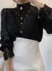 Kvinnors blusar vintage vita spetsblusa skjortor för kvinnor 2023 Autumn Button Loose Shirt Topps Female Hollow Sleeve Casual Office Ladies