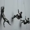 W stylu przemysłowym Climbing Man Żelazny drut wisząca dekoracja Rzeźby Rzeźby Kreatywne retro prezentowanie posągu wystrój T20061347V